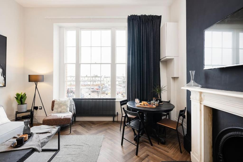 High End Free Parking Wifi Balcony Ensuite Cheltenham Exterior photo