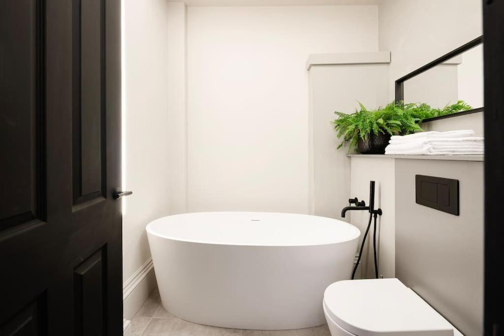 High End Free Parking Wifi Balcony Ensuite Cheltenham Exterior photo